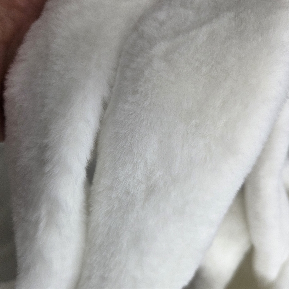 NWOT Good Girl By Carolina Herrera -11" X 16"inch-Elegant White FauxFur Tote Bag - Picture 6 of 12